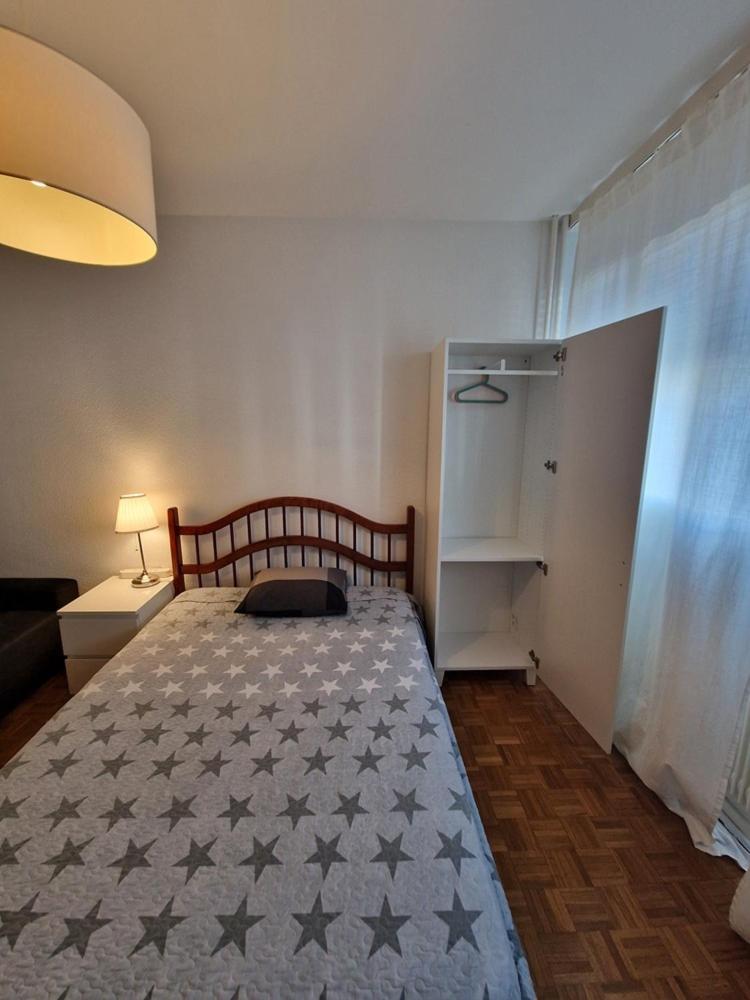 Room In Shared Apartment Genebra Exterior foto